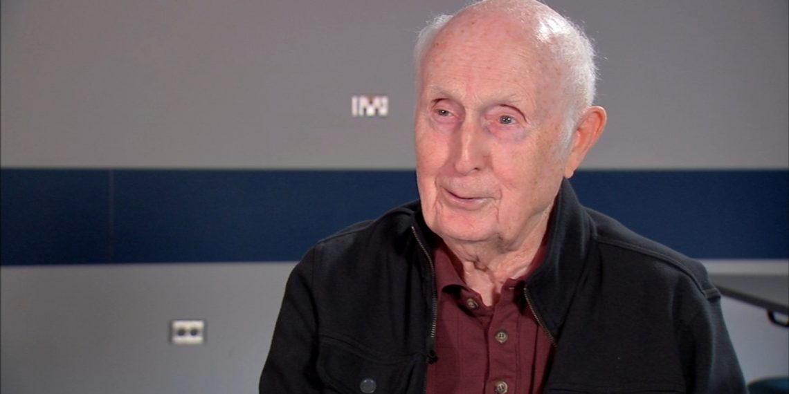 Ex-Army Man From Illinois Receives his Graduation Degree at the Age of 90