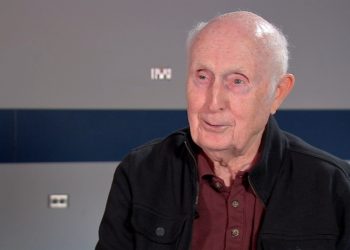 Ex-Army Man From Illinois Receives his Graduation Degree at the Age of 90